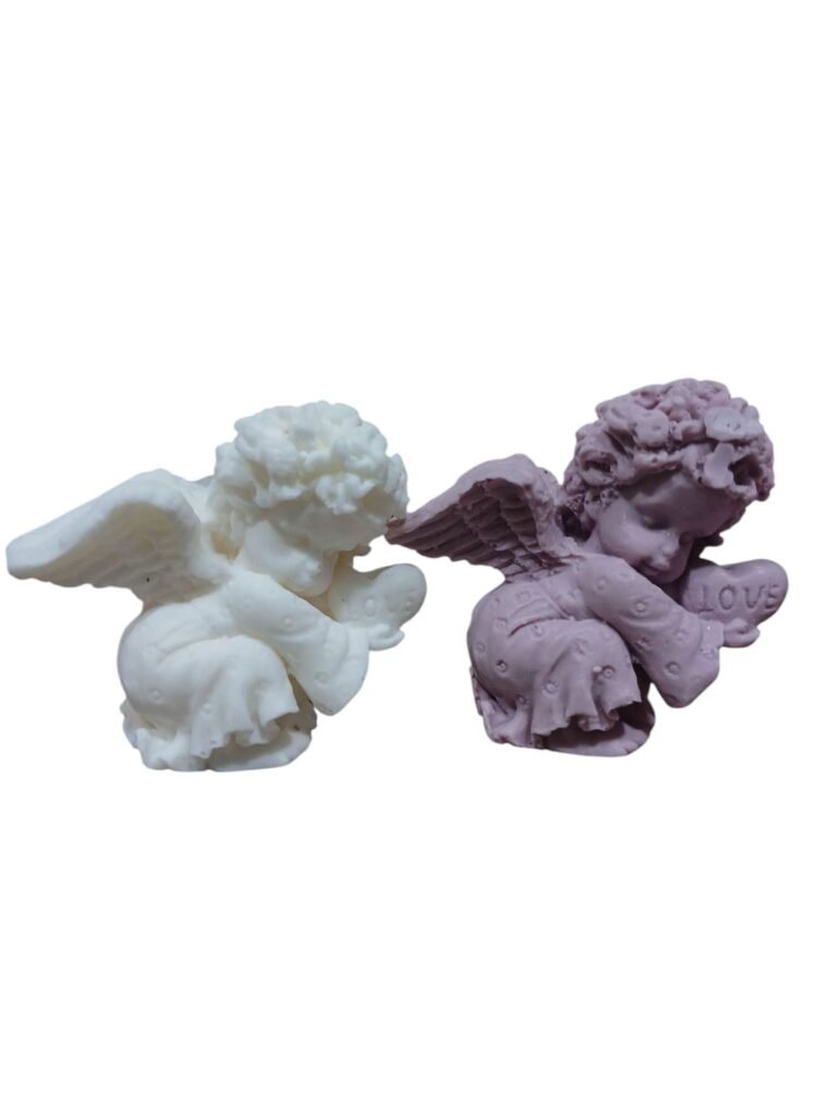 Ángel sentado abrazando el AMOR