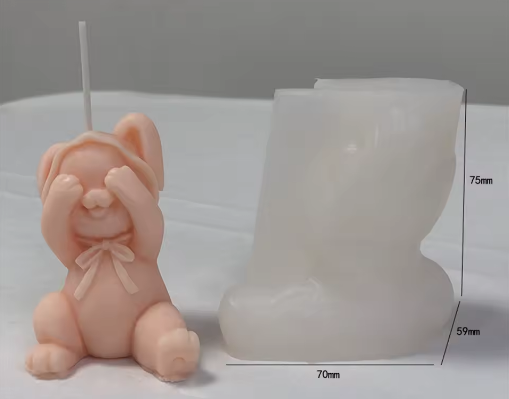 Conejo tierno tapándose los ojos