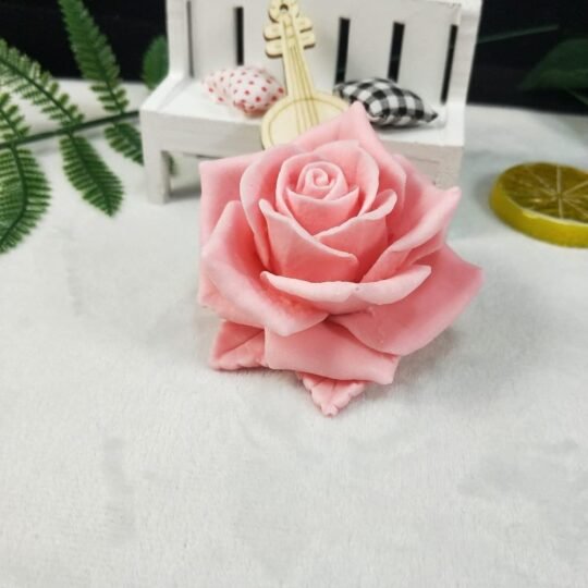Rosa grande abierta con hojas 3D