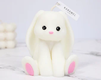 Conejito pequeña sentado  tierno, orejas largas  "S"