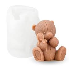 Oso 3D abrazando muñeca